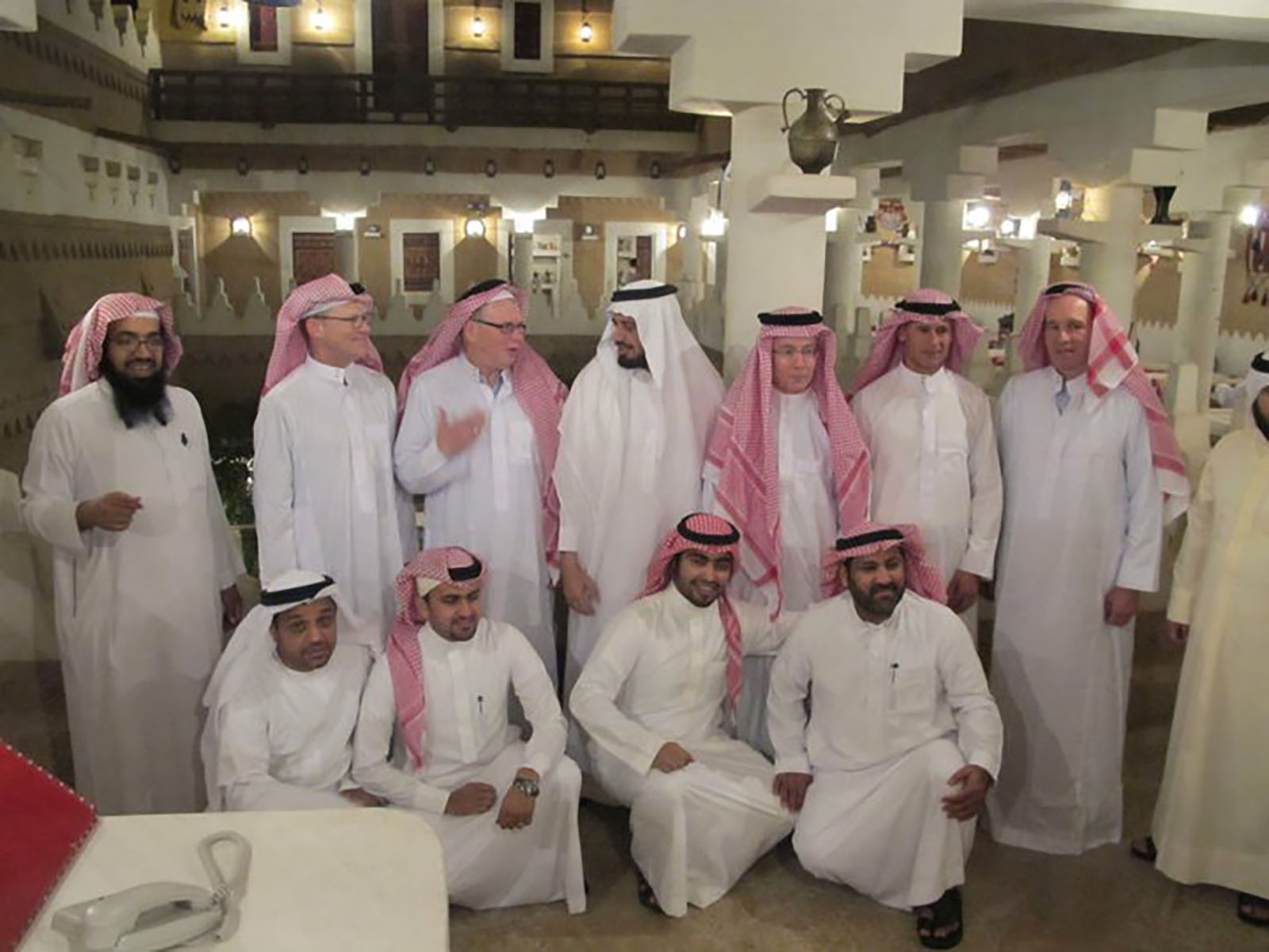 الأساتذة الزائرين بالزي السعودي اثناء حفل العشاء