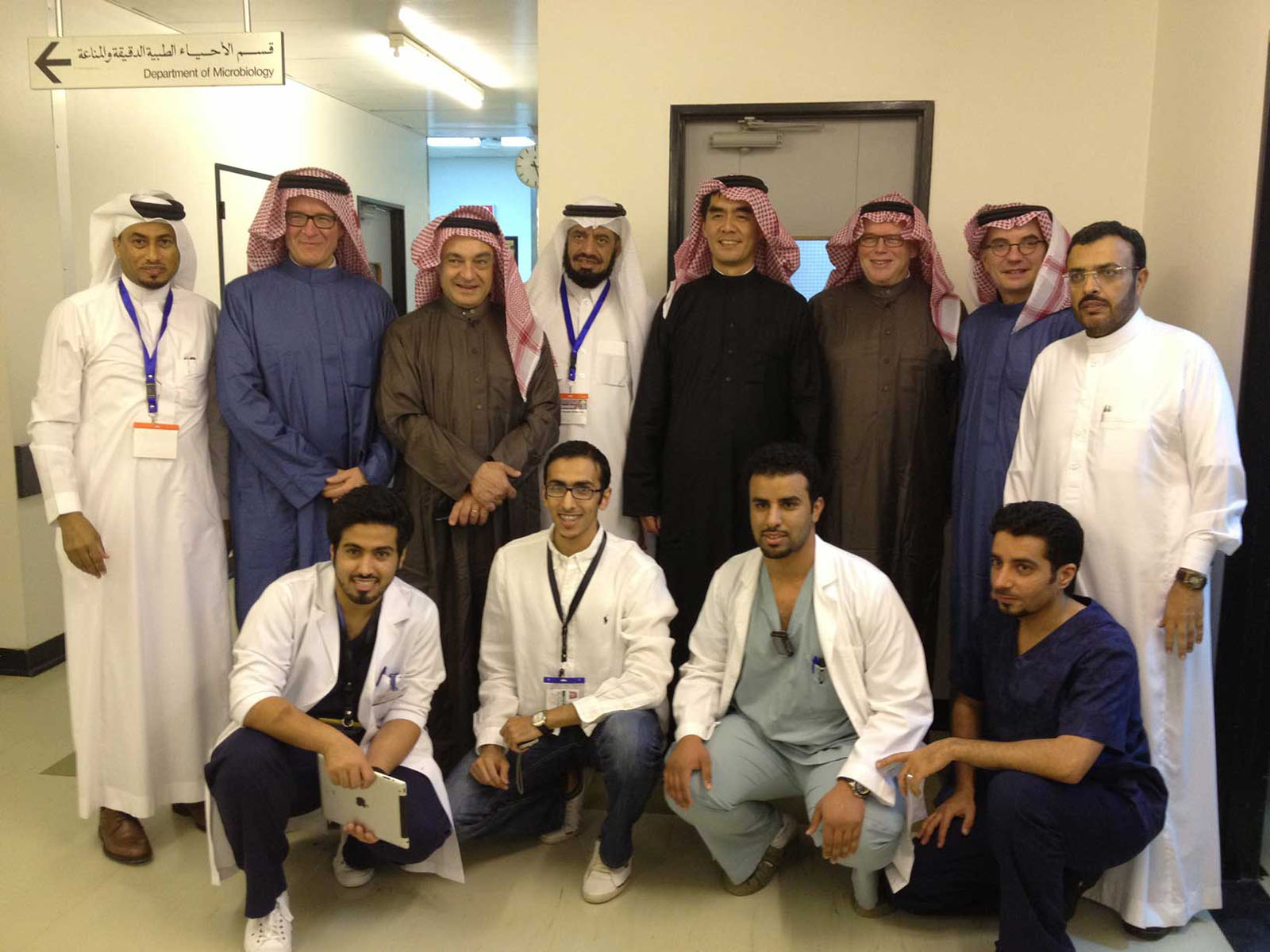 الأساتذة الزائرون بالزي السعودي مع بعض المتدربين